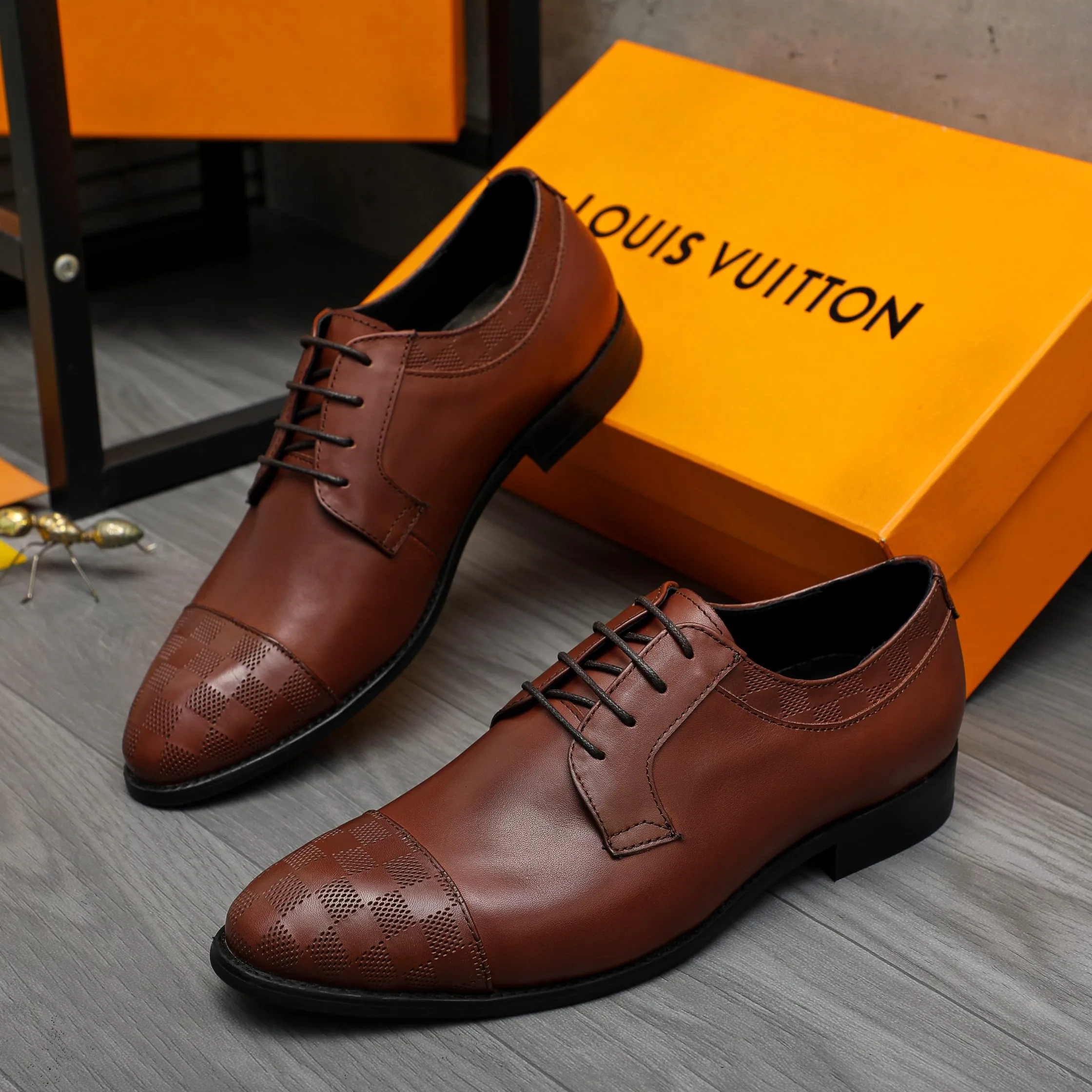 Men's shoes 💰p460 Product trademark: LV (Louis Vuitton) business lace-up leather shoes True size: 39-44 Product material: Selected cowhide stitching classic embossed upper, cowhide lining, original rubber outsole